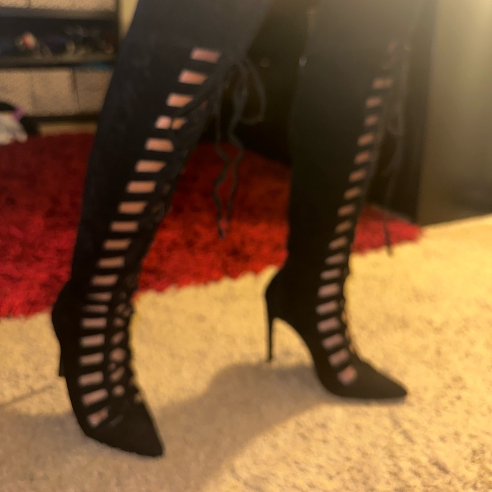 Fashionable black, heeled knee boots